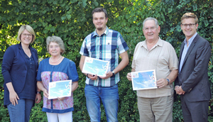 Kirsten Lüschen (GSU), Johanne Burmeister, Marcel Baßler, Wolfgang Ladeck und Tobias Brokop (GSU) bei der Gewinnübergabe (Foto - v.l.)